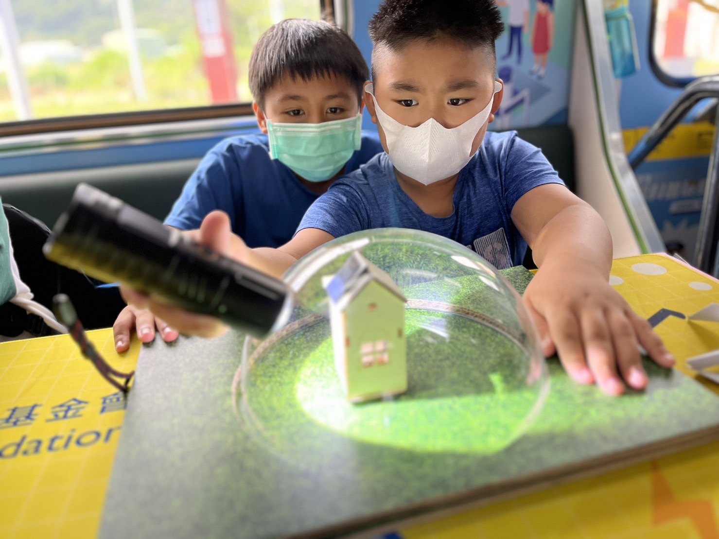 旺财28參與基礎科學主題車廂，以STEAM教學精神，設計「逐日科學家」、「太陽能工程師」以及「淨零建築師」三大能源科普課程和實驗